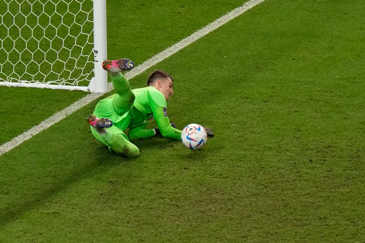 克羅埃西亞門將利瓦科維奇在PK大戰擋住3球。  美聯社