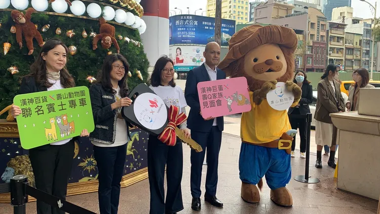 高市府與漢神等百貨合作即起推出假日「百貨公司專線接駁車」方案，今並舉辦宣傳記者會。吳慧芬攝