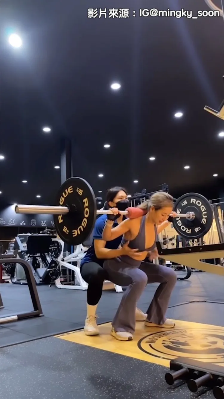 教練！你手在哪裡！！！！本影片截圖經「IG@mingky_soon」授權刊登