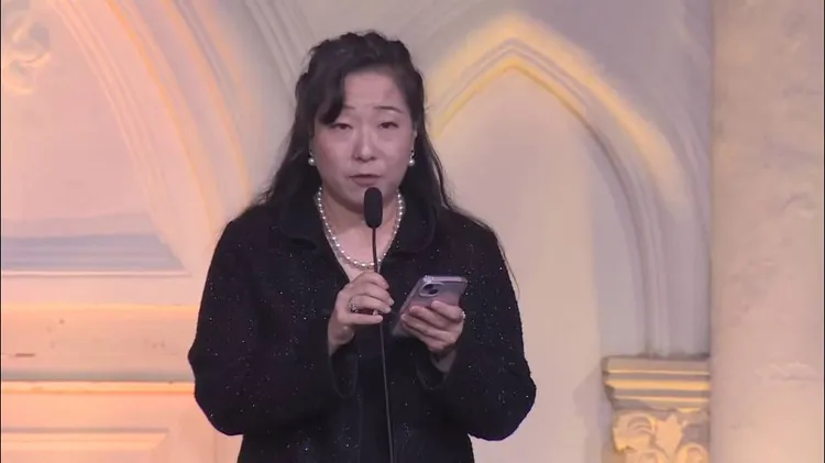 劉引商女兒替母親領獎。翻攝自AAA頒獎典禮