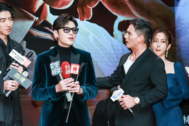 李國毅（左）因拍戲被市原隼人打傷。趙世平攝