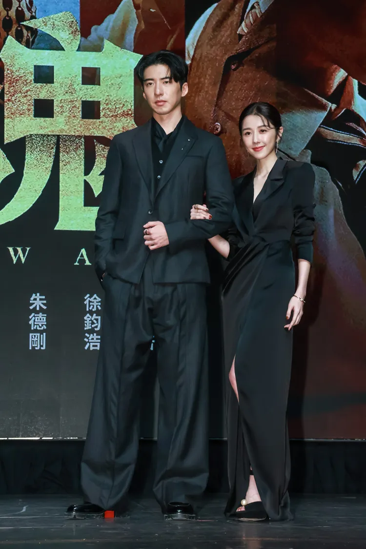 傅孟柏（左）和邵雨薇飾演林燈夫妻。趙世平攝