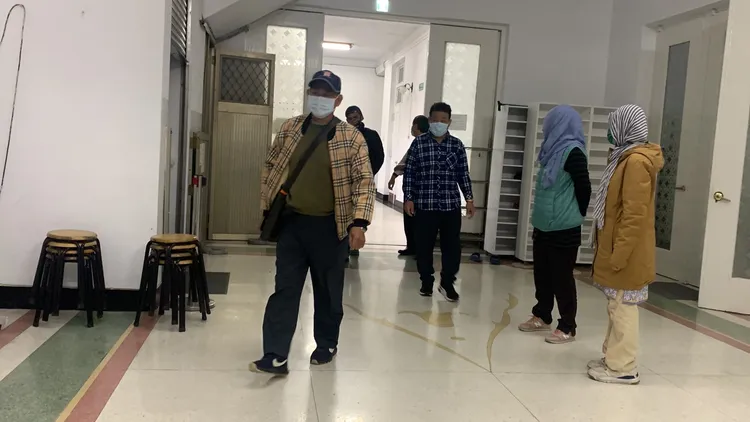 李父（左）透露女兒遺願，再也無法達成。江孟謙攝