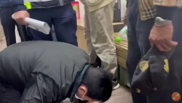 公車司機下跪求原諒，但死者家屬無法接受。資料照片