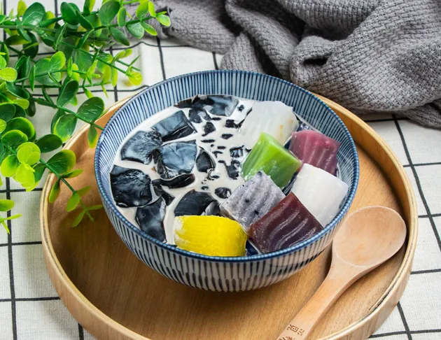 覓嫩仙草系列- 嘿!你真草(仙草+七彩粉粿) 售價50元。業者提供