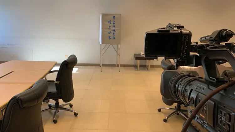 張家銨屆時將在防疫人員協助下面對攝影機完成宣誓就職與投票選舉正副議長。曾雪蒨攝