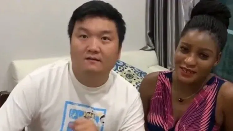 小胖與非洲女友馬格蕊。翻攝自微博