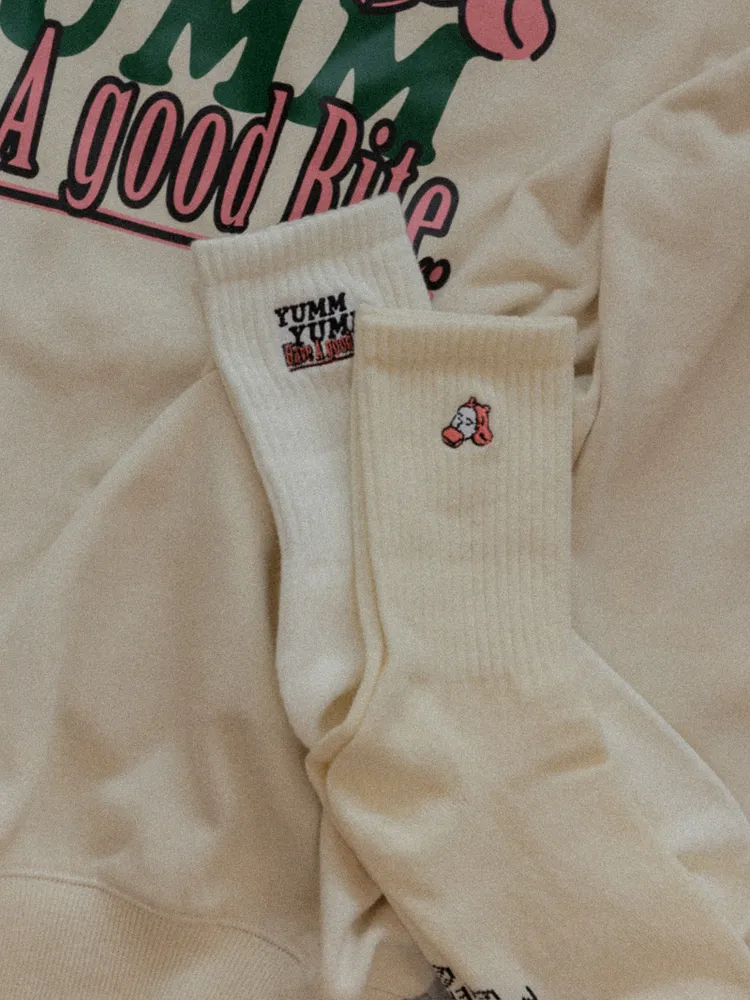 以日香LOGO為主題的「可愛配色襪子組」售價480元。業者提供