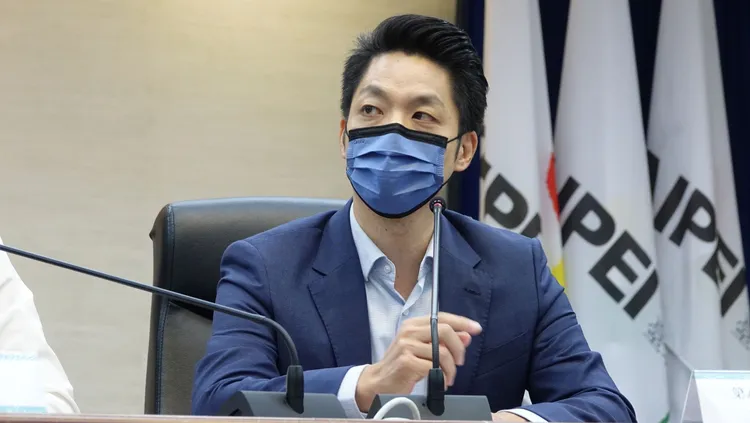 柯文哲（左）、蔣萬安互贈禮物。莊宗達攝