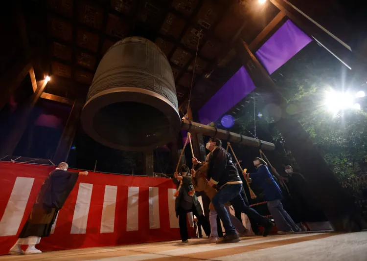 東京增上寺敲鐘迎新年。路透社