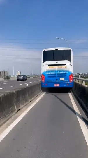 大客車誤闖台74線中彰快速道路機車道。翻攝彰化踢爆網