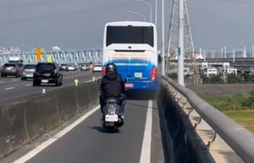 嘴角失守片!大客車誤闖機車道 從彰化摩擦鈑金行駛到台中