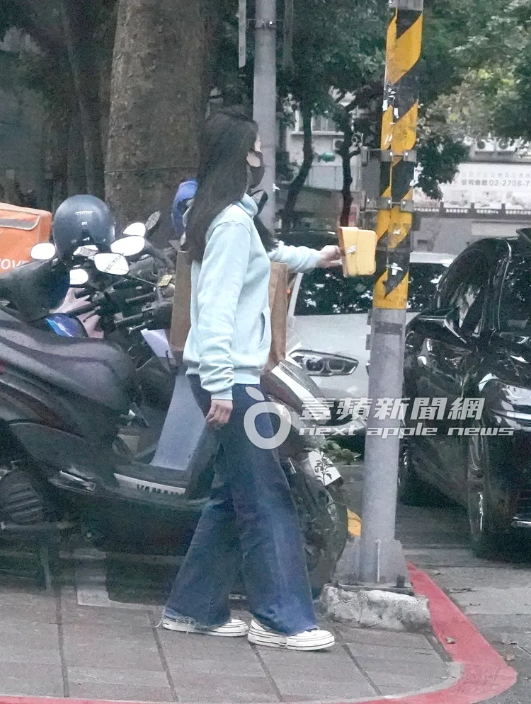 曾愷玹在路口按了號誌桿上的「行人穿越道號誌按鈕」準備過馬路。特勤中心攝