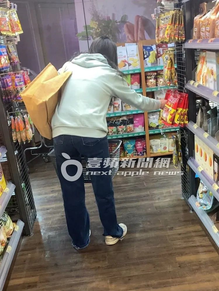 曾愷玹在遠企購物中心超市買Haribo哈瑞寶小熊軟糖。特勤中心攝