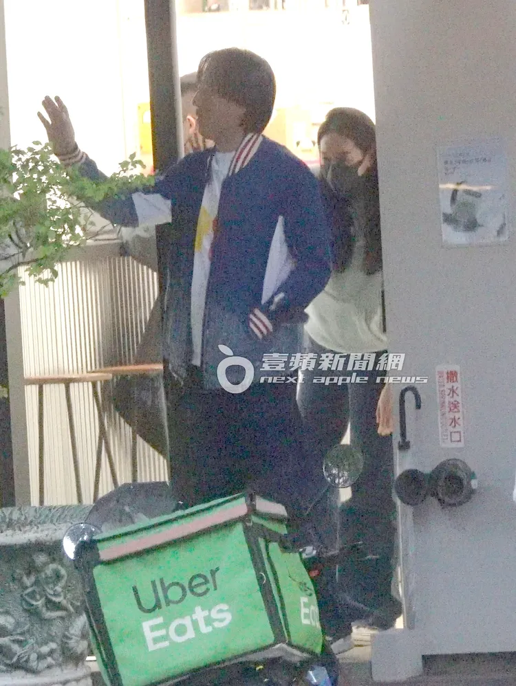 曾愷玹（右）和老公陳冠宇（前）站在店門口揮手送友人離開。特勤中心攝