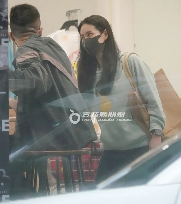 曾愷玹（右）肩背環保購物袋準備步出店外。特勤中心攝