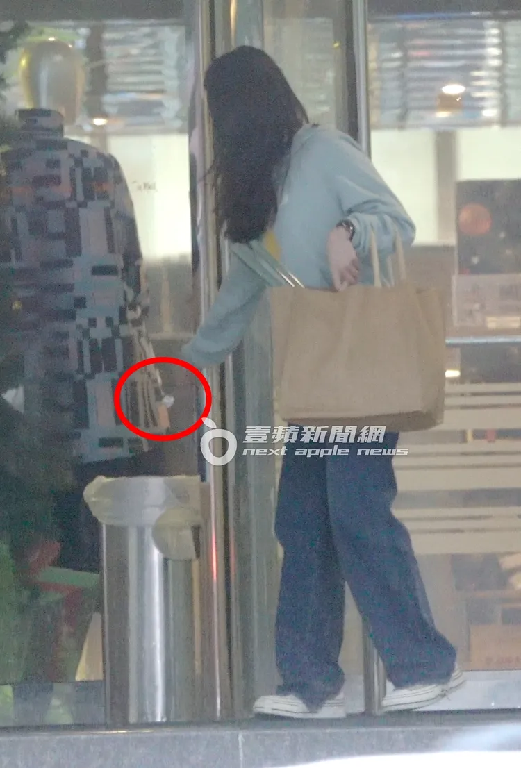 曾愷玹轉身隨手將垃圾丟入垃圾桶內。特勤中心攝