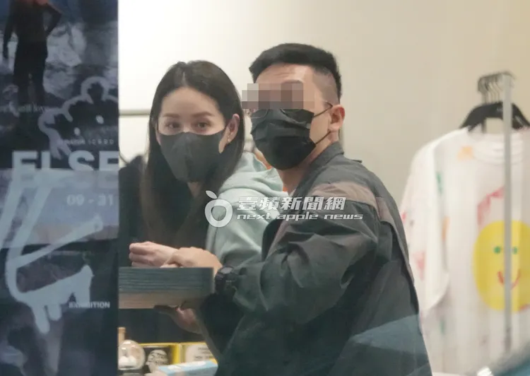 曾愷玹（左）在自家藝術咖啡廳「10680」吧檯與友人聊天。特勤中心攝