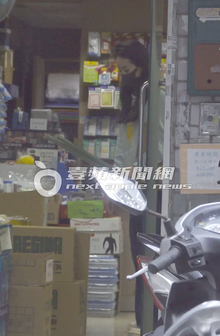 曾愷玹在文具店買包裝紙，動作相當快速。特勤中心攝