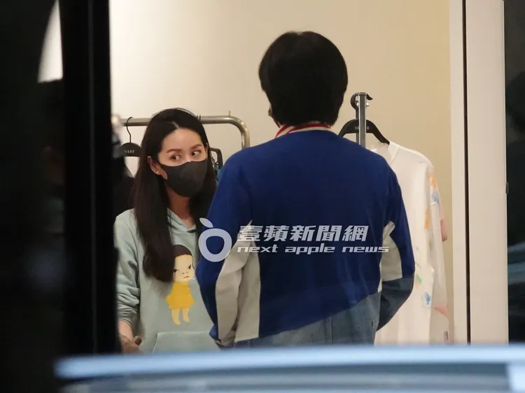 曾愷玹和老公陳冠宇在店內聊天。特勤中心攝