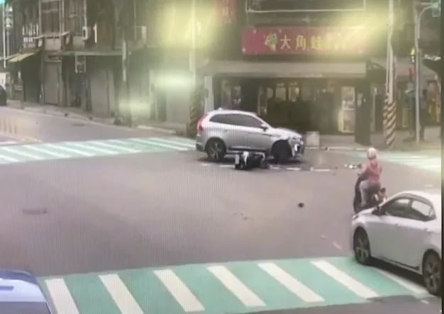 機車騎士人車倒地受傷。翻攝畫面