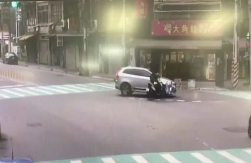 左轉車疑未禮讓直行車 騎士攔腰撞!人車倒地多處擦挫傷