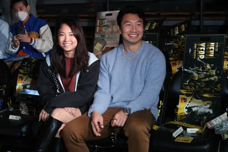 劉思慕帶女友一起看球。  陳明中攝