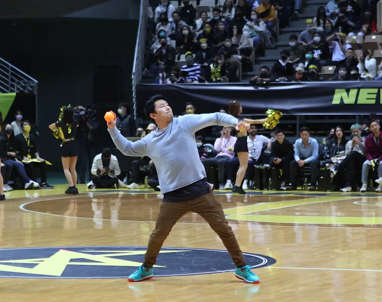 劉思慕送贈品給球迷。  陳明中攝