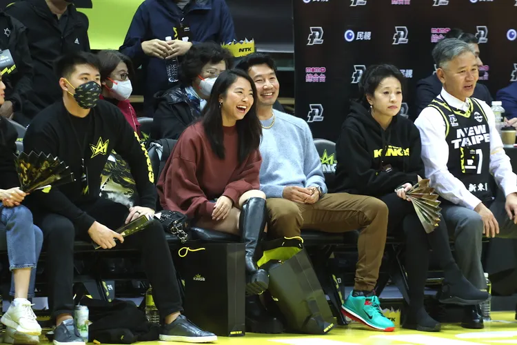 《尚氣》英雄劉思慕受國王老闆王文祥(右一)之邀，偕女友來看球。陳明中攝