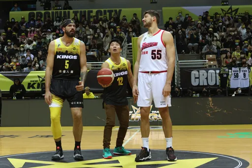 尚氣英雄來了!劉思慕帶女友、穿國王12號球衣開出好球 嗨翻台灣球迷