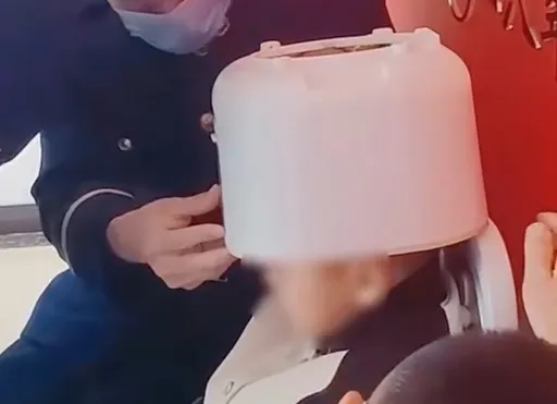 中國熊孩子萬物皆可卡! 這回頭塞「這東西」連消防員都傻眼