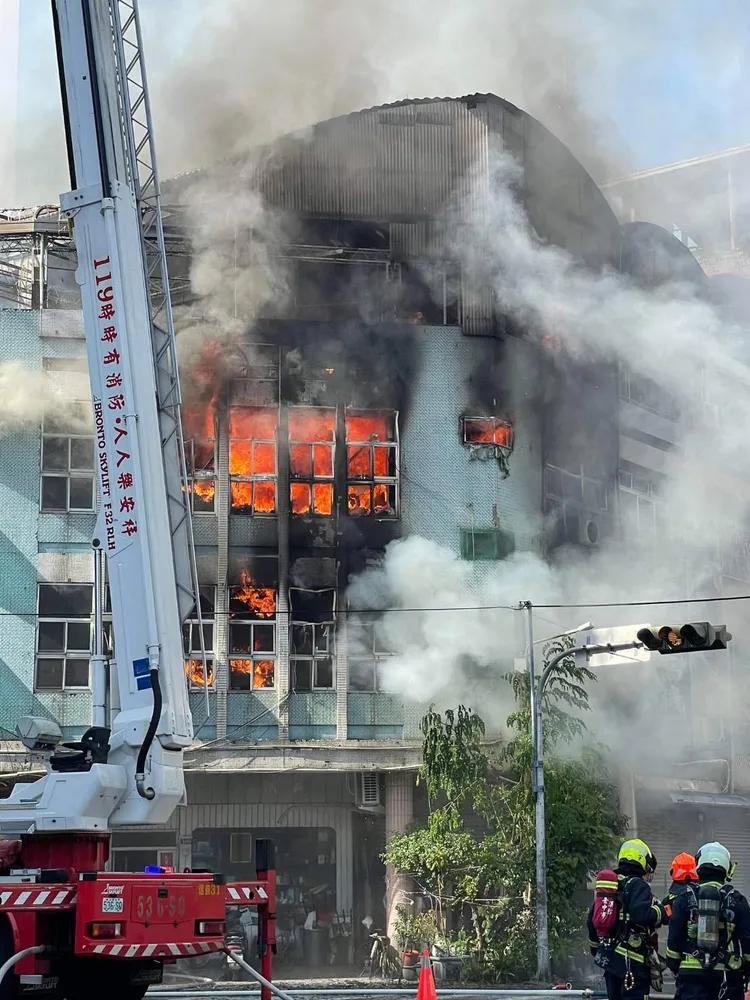 火場冒出烈焰及濃煙。民眾提供