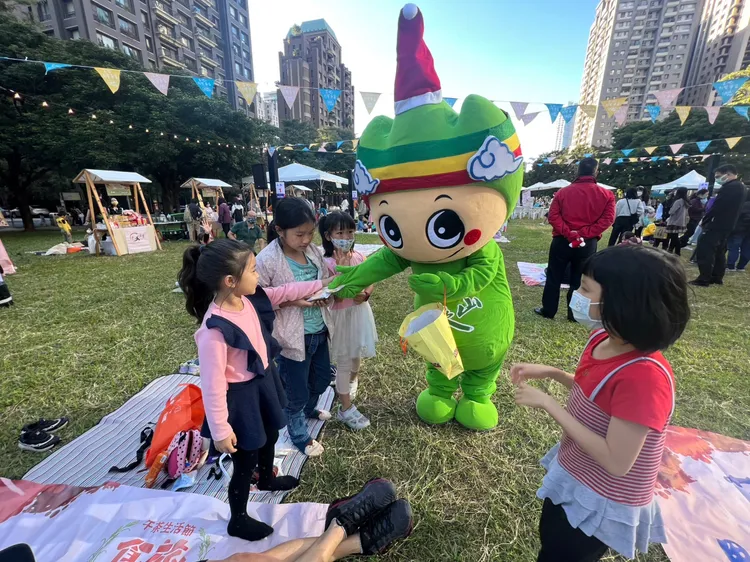 小朋友跟爸媽開心在草地上野餐。參山處提供