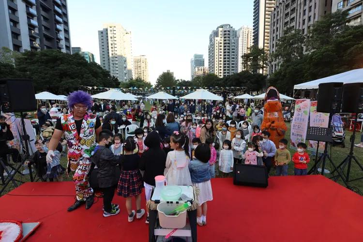 參山處午茶生活節移師戶外，大家一起脫罩深呼吸感受草地野餐趣味。參山處提供