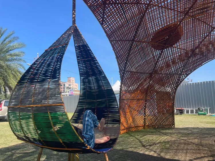 原住民竹編藝術家陳勇昌新作「Taloan 打魯岸 」就在東大門夜市旁。花蓮縣政府提供