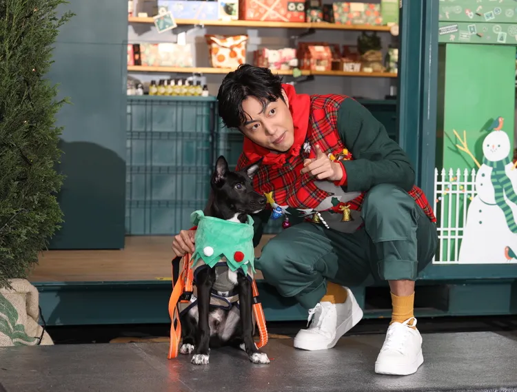 蔡凡熙相當驚訝Amo初登場竟會乖乖坐下給拍照。陳明中攝