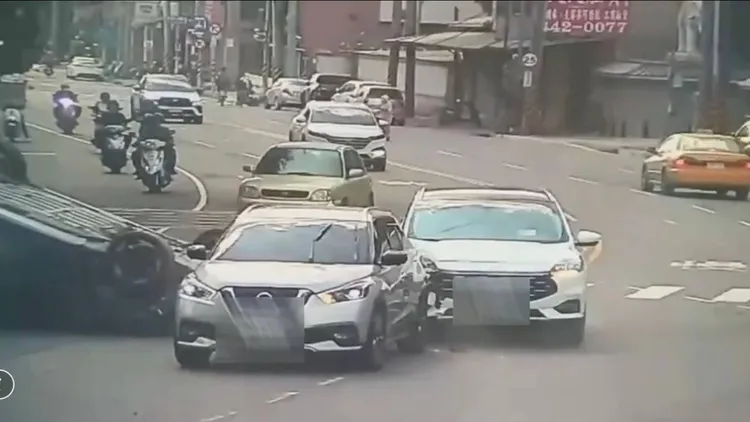 追撞後翻覆。讀者提供