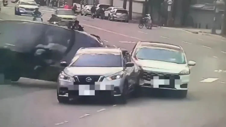 肇事車自後方追撞。讀者提供