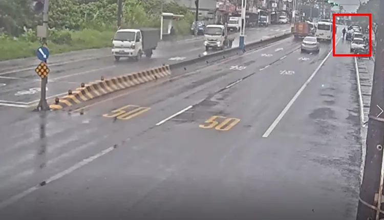 胡銀樹跑到自己車旁準備向警方解釋。翻攝畫面