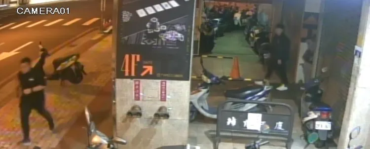 被害人（左）追逐搶匪。讀者提供