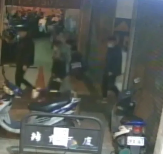 案發後大樓內數位民眾衝出查看。讀者提供