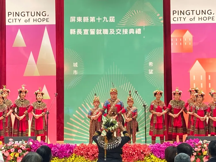 交接儀式前，先由青葉國小合唱團等表演。陳宏銘攝