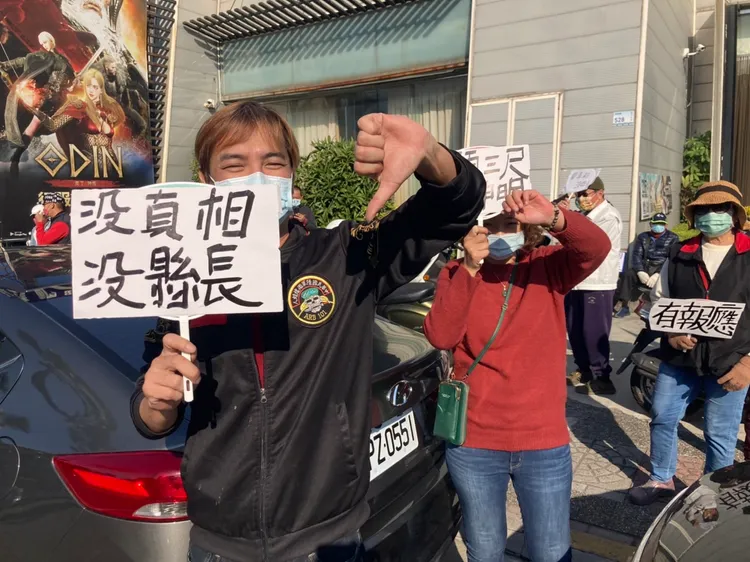 縣長交接的場外縣府路旁，有零星民眾寧靜舉牌抗議。陳宏銘攝