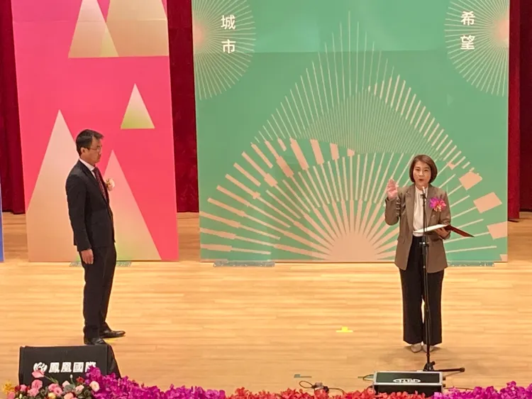 周春米在陳吉仲觀禮下宣誓就職。陳宏銘攝
