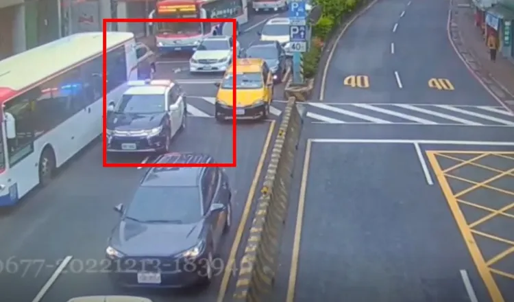 警車開道。警方提供