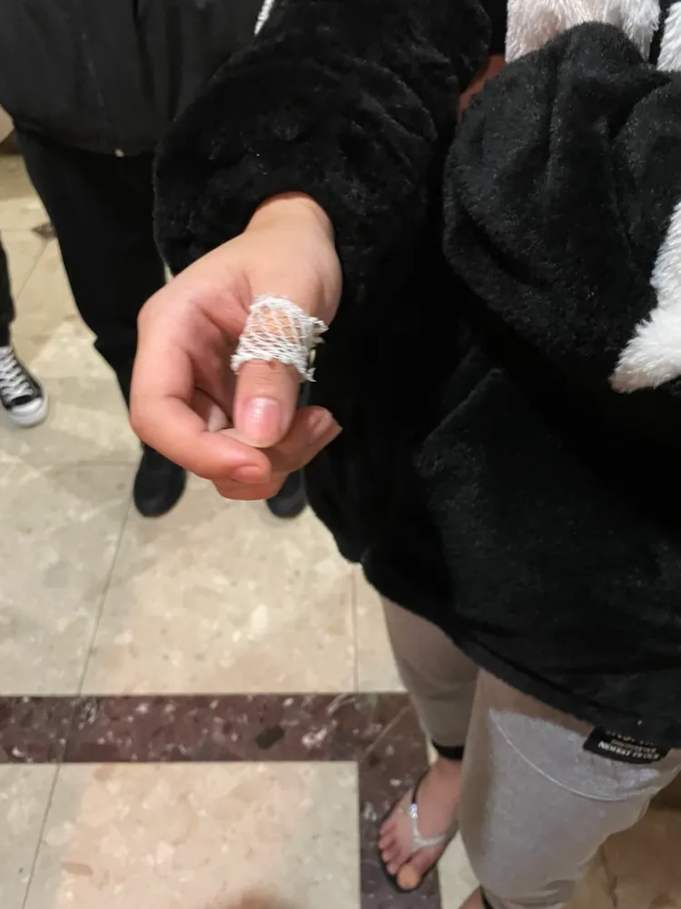 林男私刑拘禁前妻，還以拇指銬控制前妻行動。翻攝畫面