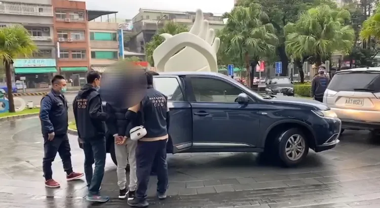 警方逮捕林男小弟。翻攝畫面