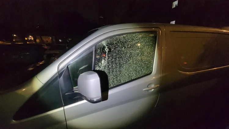 停車場內的車輛玻璃被子彈打穿。黃仲瑜攝