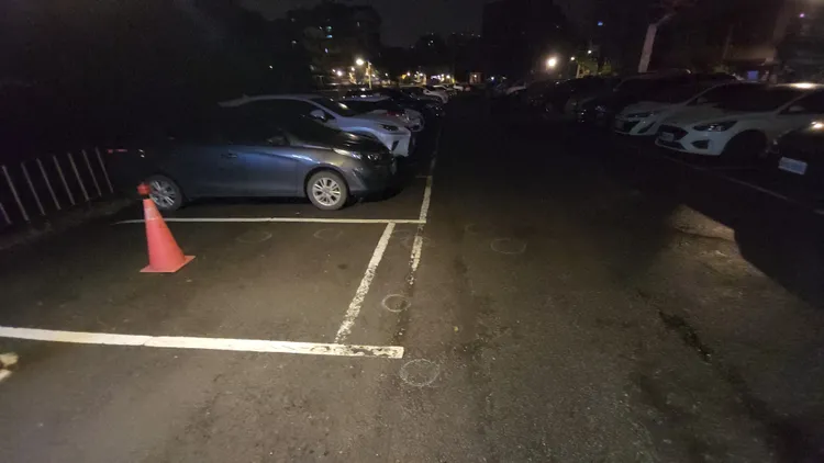 停車場地上全部都是警方彈殼採證的記號。黃仲瑜攝