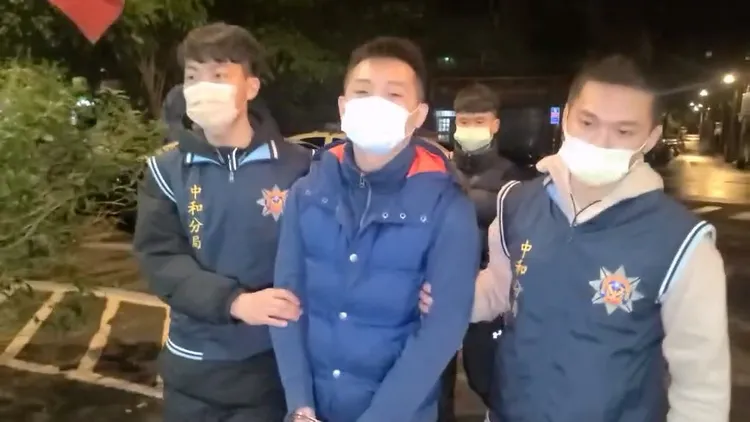 前為開槍張嫌（29歲）後為白車張姓嫌犯（24歲），被警方帶回偵訊。翻攝畫面